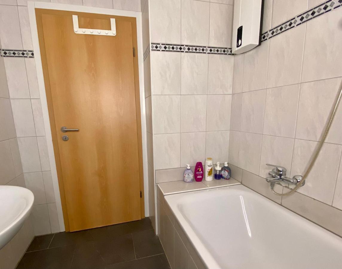 Privatzimmer Im Apartment - Apple Tv Netflix Kingsize Bett Arbeitsplatz Naehe Hbf コブレンツ エクステリア 写真